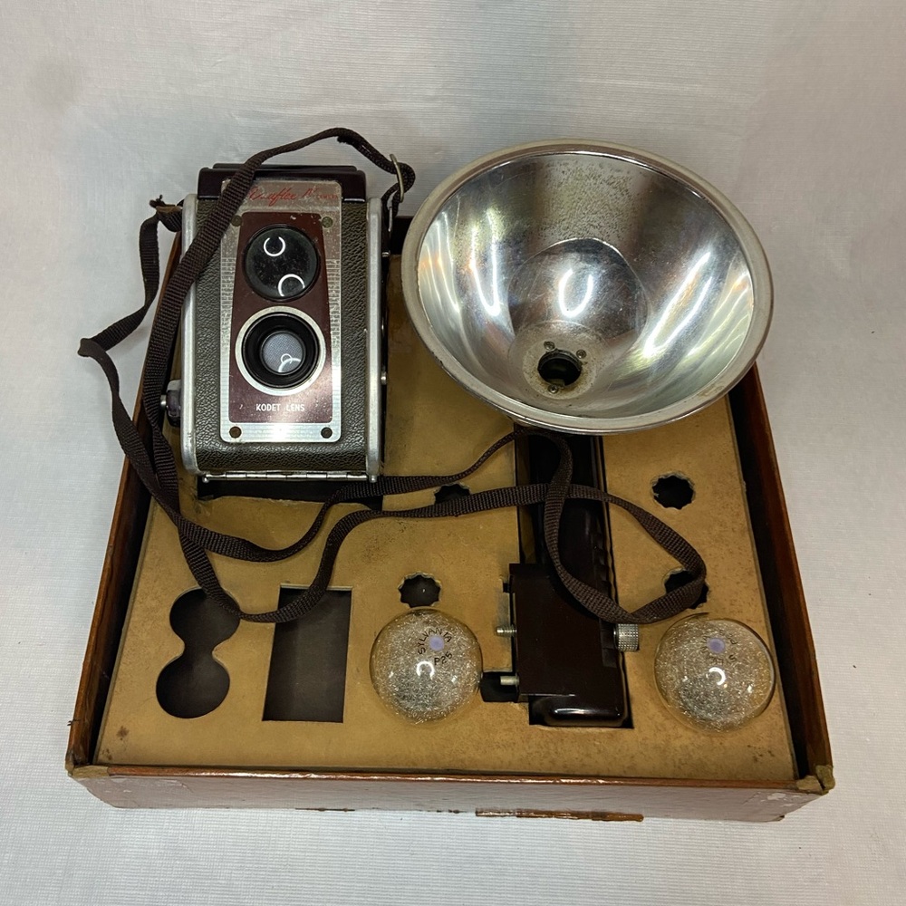 Vintage Kodak Duaflex IV Camera with Flash, 2 Bulbs, Film Directions in Box 1950